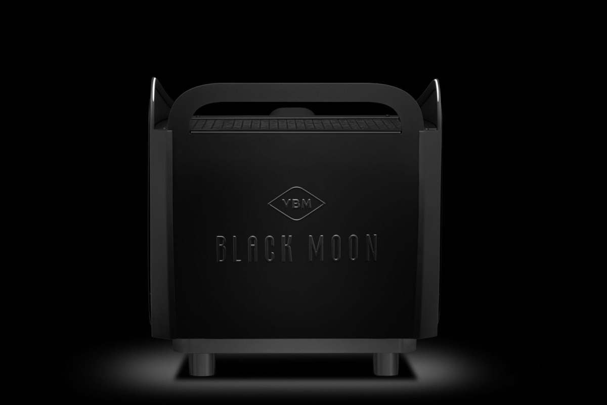 Zbliżenie na elementy techniczne ekspresu BLACK MOON 1GR BLACK